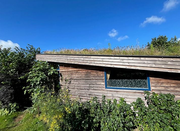 Offener Durchgang zum Schlafzimmer im Ferienhaus in Olst, mit Blick auf einen gruenen Garten.