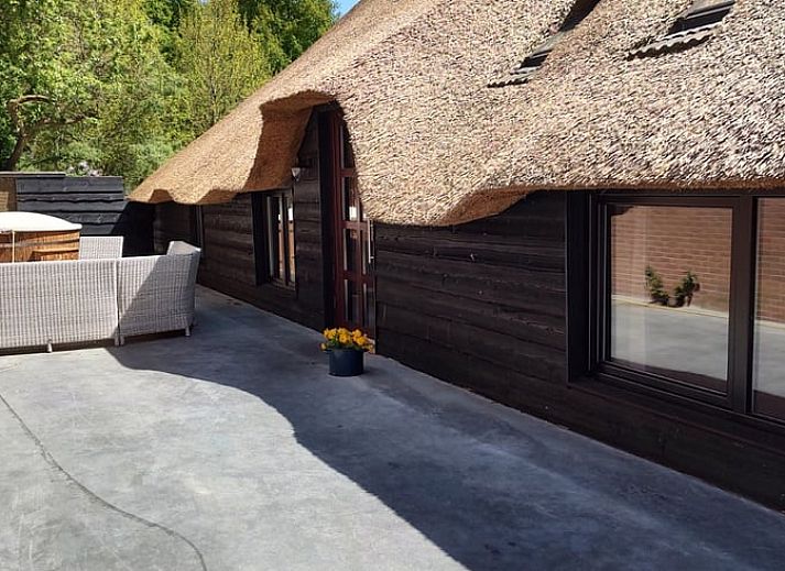 Modern kitchen in Holiday home in Nieuwleusen, Salland, with country decor in Overijssel.