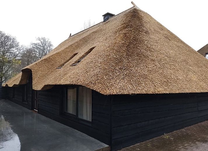 Modern kitchen in Holiday home in Nieuwleusen, Salland, with country decor in Overijssel.
