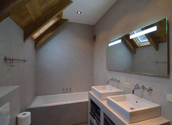 Cozy living room with wooden beams in Guesthouse Prinsensteeg, Nieuwleusen, vacation home in Overijssel.