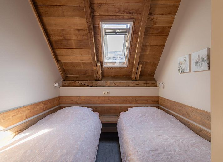 Modern kitchen in Guesthouse Prinsensteeg, vacation home in Nieuwleusen, Overijssel overlooking the garden.