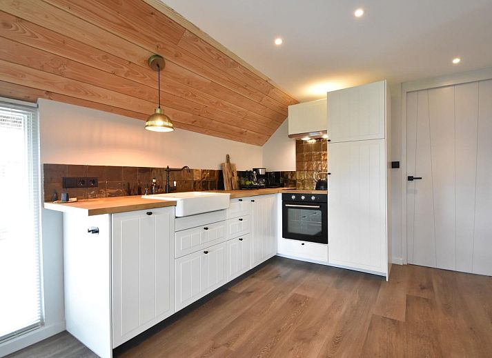 Rustgevend terras bij Heeresteeg vakantiehuis, Nieuwleusen, met uitzicht op natuur in Overijssel.