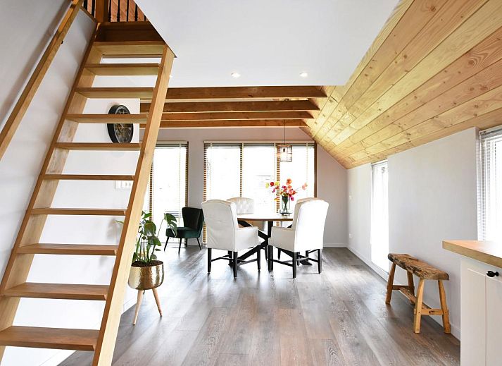 Rustgevend terras bij Heeresteeg vakantiehuis, Nieuwleusen, met uitzicht op natuur in Overijssel.