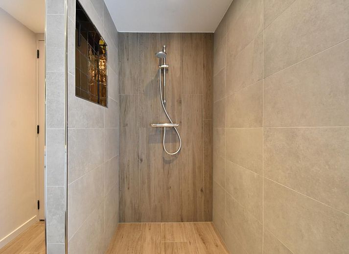 Rustgevend terras bij Heeresteeg vakantiehuis, Nieuwleusen, met uitzicht op natuur in Overijssel.