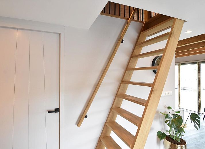 Comfortabele zithoek in Heeresteeg vakantiehuis, Nieuwleusen, met houten accenten, Overijssel.