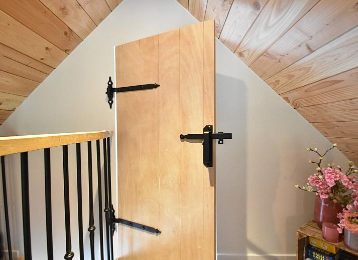 Comfortabele zithoek in Heeresteeg vakantiehuis, Nieuwleusen, met houten accenten, Overijssel.