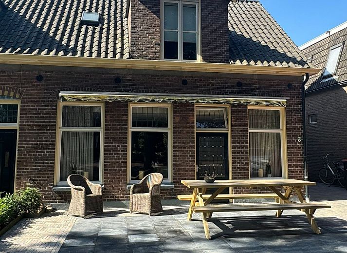 Veranda des Ferienhauses OV646 in Nieuwleusen, Salland, Overijssel, mit Picknicktisch aus Holz.
