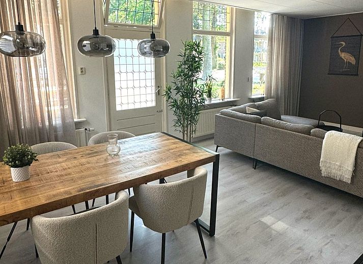 Veranda des Ferienhauses OV646 in Nieuwleusen, Salland, Overijssel, mit Picknicktisch aus Holz.