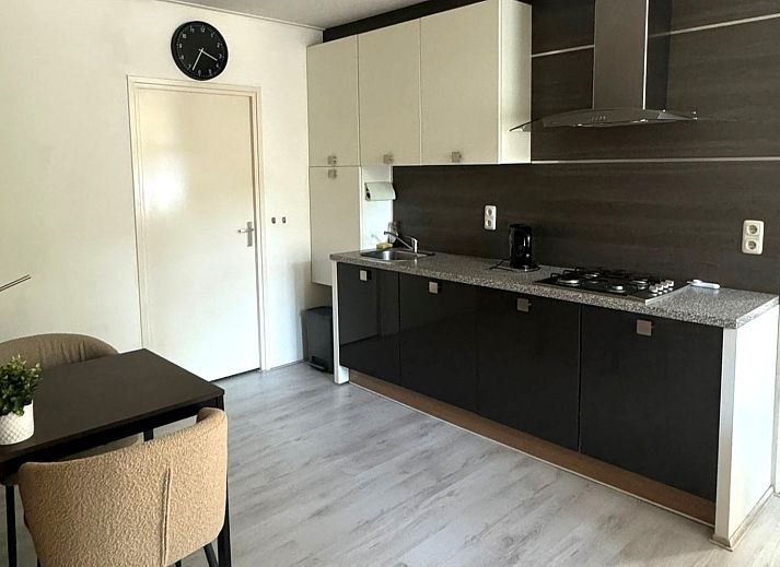 Veranda des Ferienhauses OV646 in Nieuwleusen, Salland, Overijssel, mit Picknicktisch aus Holz.