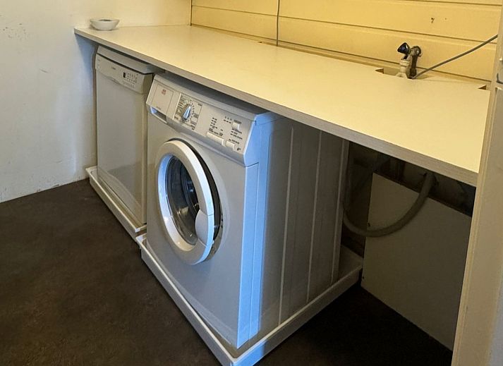 Praktischer Hauswirtschaftsraum mit Waschmaschine im Ferienhaus OV646, Nieuwleusen, Overijssel.