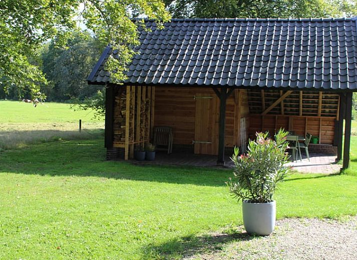 Schnee auf dem Reetdach von Cottage in Heino, Ferienhaus in Salland, Overijssel.