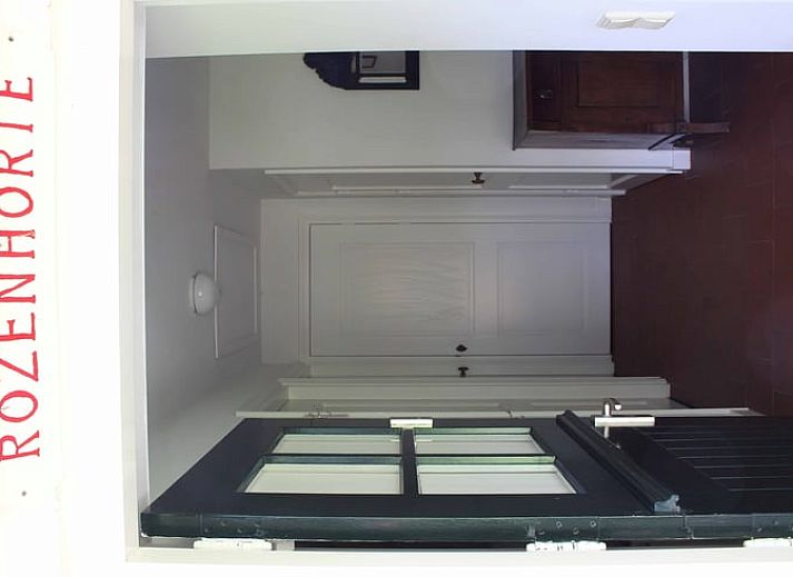 Schnee auf dem Reetdach von Cottage in Heino, Ferienhaus in Salland, Overijssel.