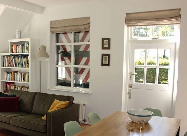 Schnee auf dem Reetdach von Cottage in Heino, Ferienhaus in Salland, Overijssel.