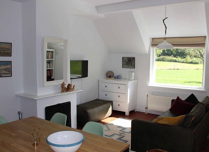 Gemuetlich beleuchtetes Ferienhaus in Heino, Ferienhaus am Abend, Salland, Overijssel.