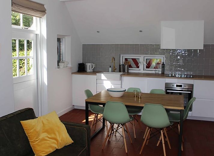 Gemuetlich beleuchtetes Ferienhaus in Heino, Ferienhaus am Abend, Salland, Overijssel.