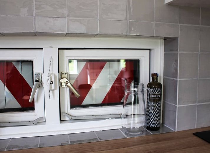 Gemuetlich beleuchtetes Ferienhaus in Heino, Ferienhaus am Abend, Salland, Overijssel.