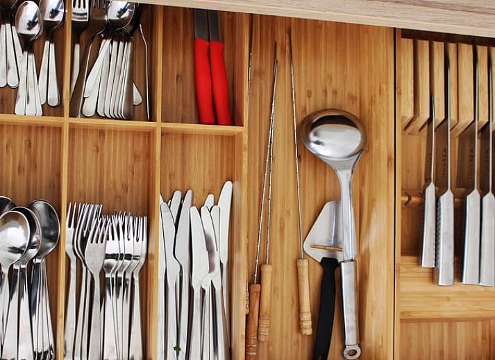 Gemuetlich beleuchtetes Ferienhaus in Heino, Ferienhaus am Abend, Salland, Overijssel.