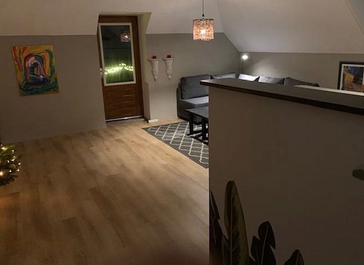 Gemuetliche Kueche und Essbereich im Ferienhaus in Hellendoorn, gelegen im schoenen Salland, Overijssel, ideal fuer einen erholsamen Aufenthalt.