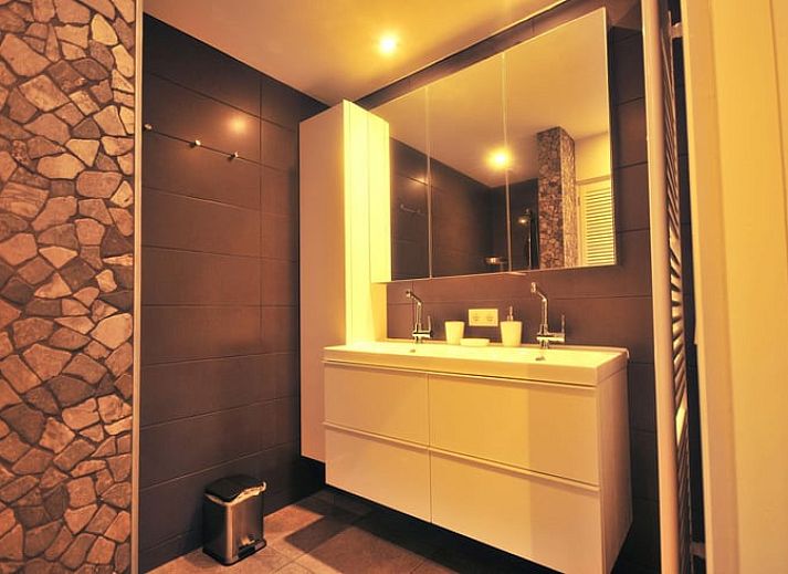 Stilvolles Wohnzimmer des Ferienhauses in Hellendoorn mit modernen Annehmlichkeiten in Salland, Overijssel.