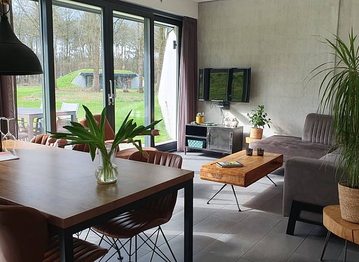 Vakantiehuis in Hellendoorn omgeven door groene natuur en bloemen, perfect voor een ontspannen verblijf in Salland, Overijssel.