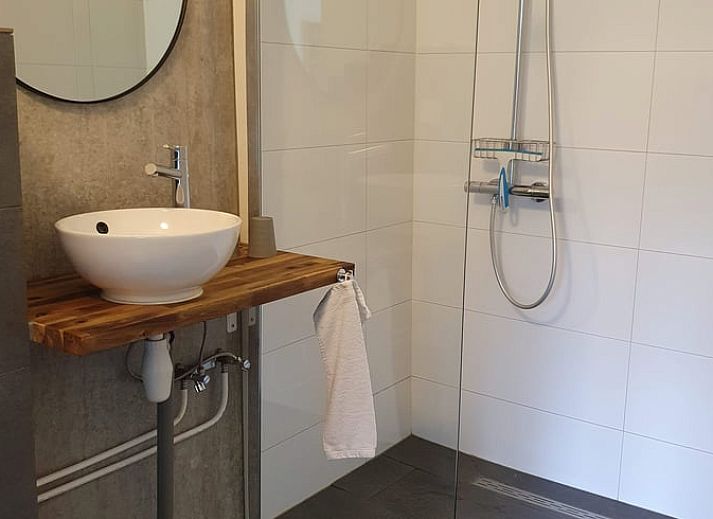 Gezellige woonkamer in Vakantiehuis in Hellendoorn, Salland, Overijssel met moderne inrichting en comfortabele zithoek.