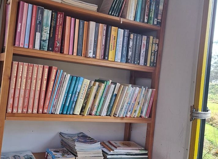 Geniet van een ontspannen avond in het Vakantiehuis in Hellendoorn, Salland, met moderne entertainmentopties in de comfortabele woonkamer.