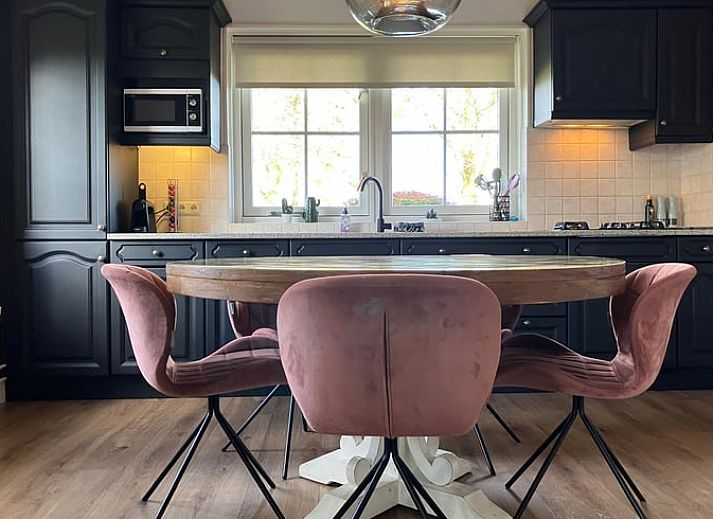 Cottage in Hellendoorn, ein charmantes Ferienhaus in Salland, Overijssel, umgeben von gruener Natur und rustikalem Charme.