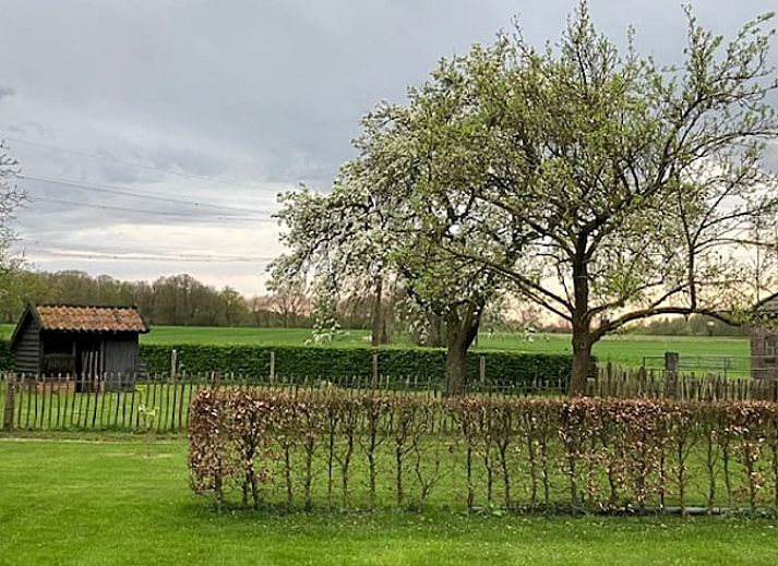 Gemuetliches Wohnzimmer in Cottage in Hellendoorn, einem Ferienhaus in Hellendoorn, Overijssel, mit bequemen Stuehlen und moderner Einrichtung.