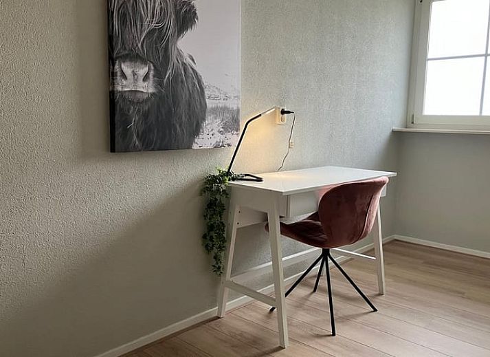 Gemuetliches Wohnzimmer in Cottage in Hellendoorn, einem Ferienhaus in Hellendoorn, Overijssel, mit bequemen Stuehlen und moderner Einrichtung.