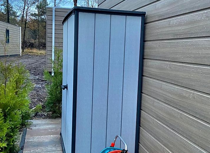 Veranda met uitzicht op de natuur bij Huisje in Hellendoorn, vakantieaccommodatie in Salland.