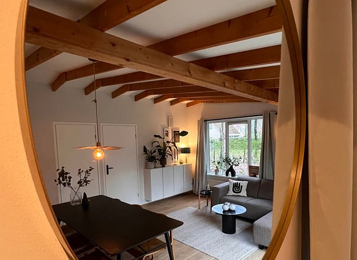 Gemuetliches Wohnzimmer des Ferienhauses in Hellendoorn, Salland mit Blick auf die Terrasse.