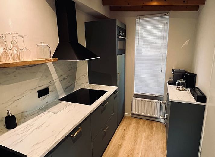 Gemuetliches Wohnzimmer des Ferienhauses in Hellendoorn, Salland mit Blick auf die Terrasse.