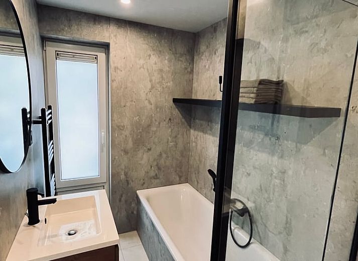 Aussenbereich mit Gartenmoebeln im Ferienhaus in Hellendoorn, Overijssel.