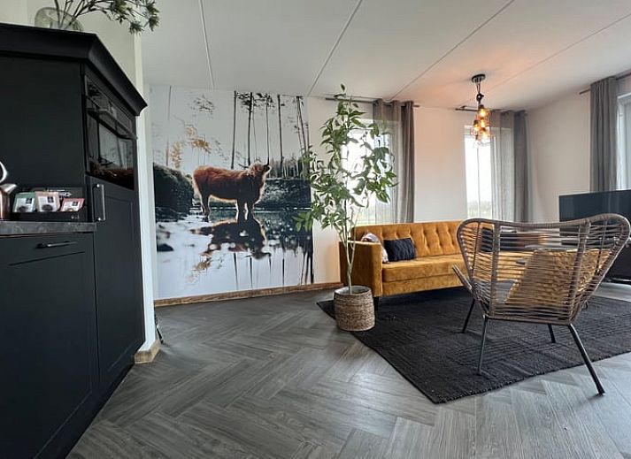 Vakantiehuis in Hellendoorn bij zonsondergang, omgeven door weelderige natuur in Salland, Overijssel.