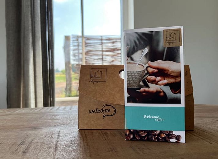 Vakantiehuis in Hellendoorn bij zonsondergang, omgeven door weelderige natuur in Salland, Overijssel.