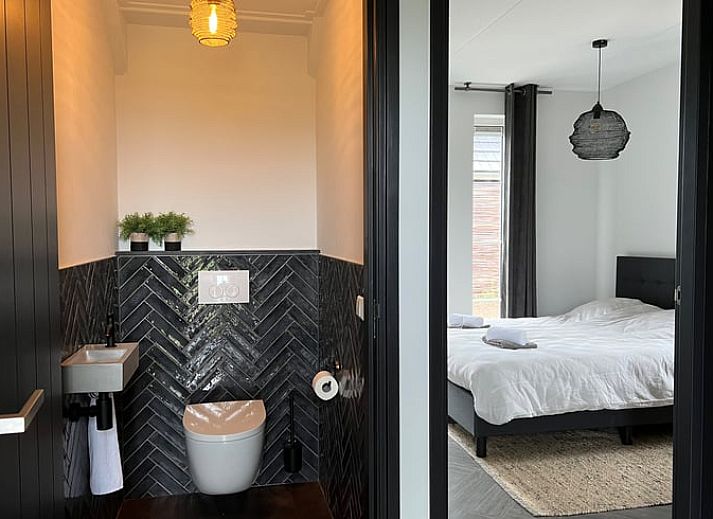 Stijlvolle woonkamer van Vakantiehuis in Hellendoorn met moderne inrichting en natuurthema in Salland, Overijssel.