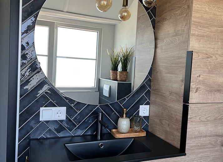 Stijlvolle woonkamer van Vakantiehuis in Hellendoorn met moderne inrichting en natuurthema in Salland, Overijssel.