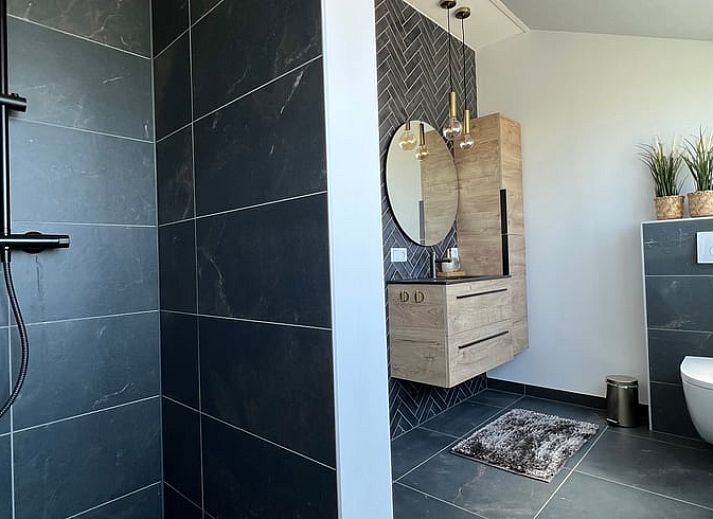 Stijlvolle woonkamer van Vakantiehuis in Hellendoorn met moderne inrichting en natuurthema in Salland, Overijssel.