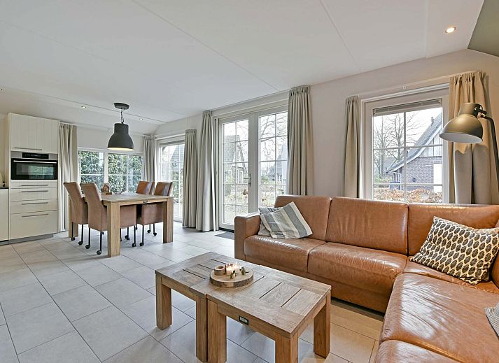 Freistehendes Haus in Hellendoorn, ein charmantes Ferienhaus in Salland, Overijssel, umgeben von lndlicher Natur und einer einladenden Terrasse.