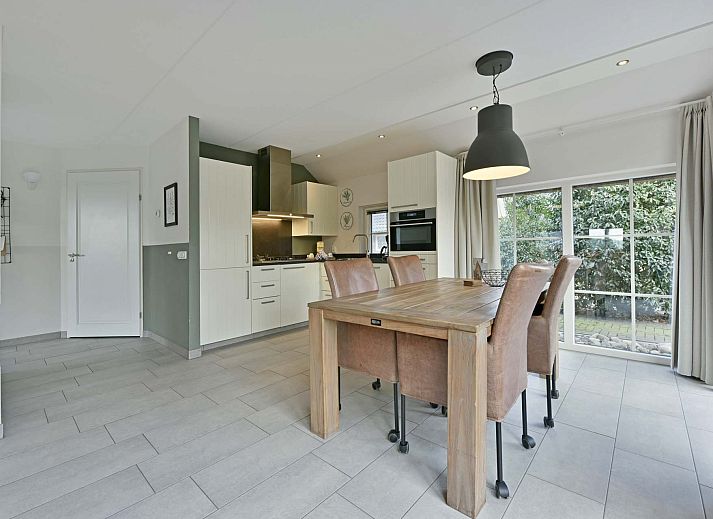 Freistehendes Haus in Hellendoorn, ein charmantes Ferienhaus in Salland, Overijssel, umgeben von lndlicher Natur und einer einladenden Terrasse.