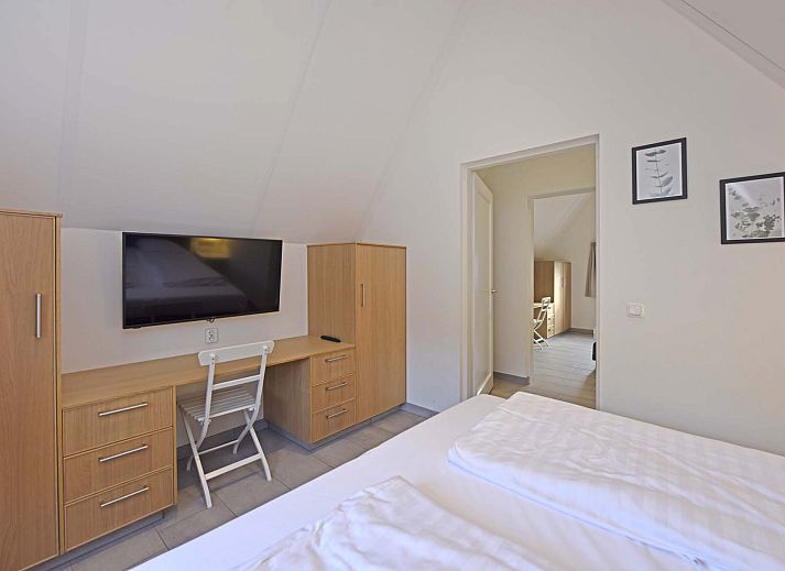 Gemtliches Wohnzimmer im Einfamilienhaus in Hellendoorn, Ferienhaus in Salland, Overijssel mit groer Sitzecke und Gartenblick.