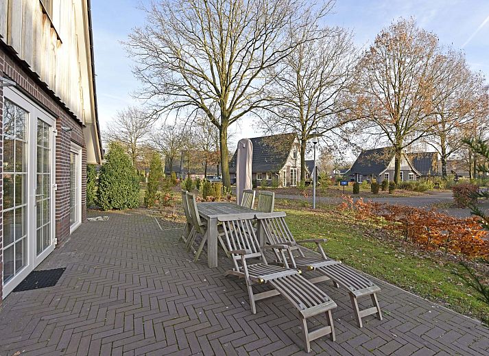 Gemtliches Wohnzimmer im Einfamilienhaus in Hellendoorn, Ferienhaus in Salland, Overijssel mit groer Sitzecke und Gartenblick.