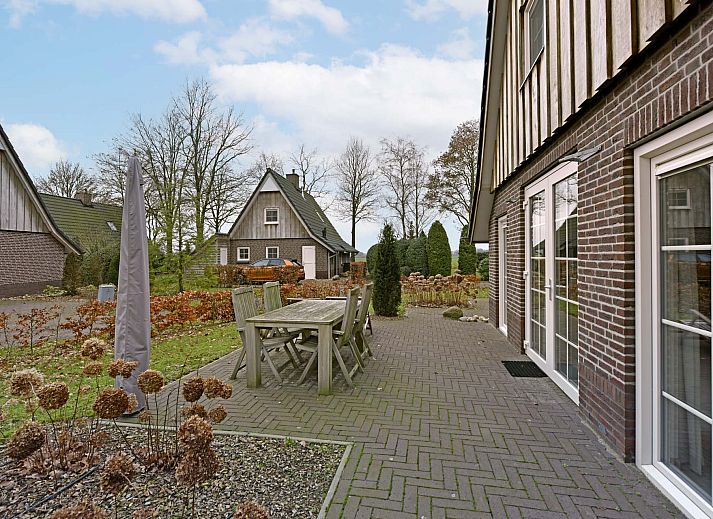 Gemtliches Wohnzimmer im Einfamilienhaus in Hellendoorn, Ferienhaus in Salland, Overijssel mit groer Sitzecke und Gartenblick.