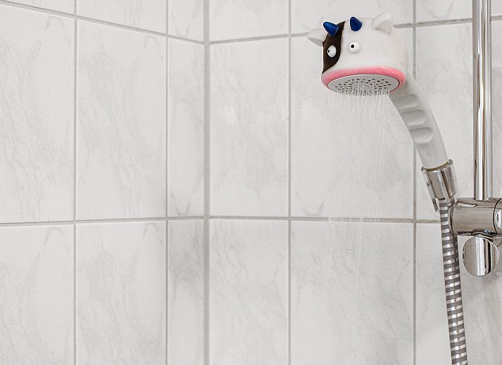 Gezellige slaapkamer in Landgoed De Hellendoornse Berg kinderbungalow, Haarle, Overijssel, met comfortabele bedden.