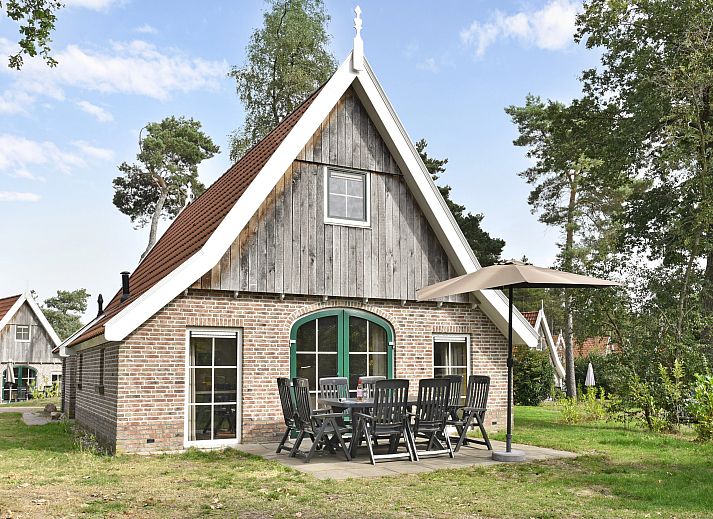 Landgoed De Hellendoornse Berg 8-person bungalow with terrace in Haarle, Overijssel.