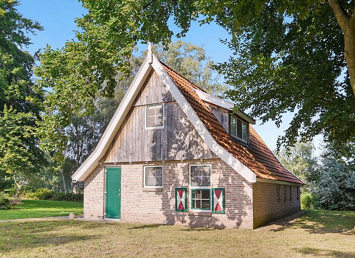 Landgoed De Hellendoornse Berg 8-person bungalow with terrace in Haarle, Overijssel.