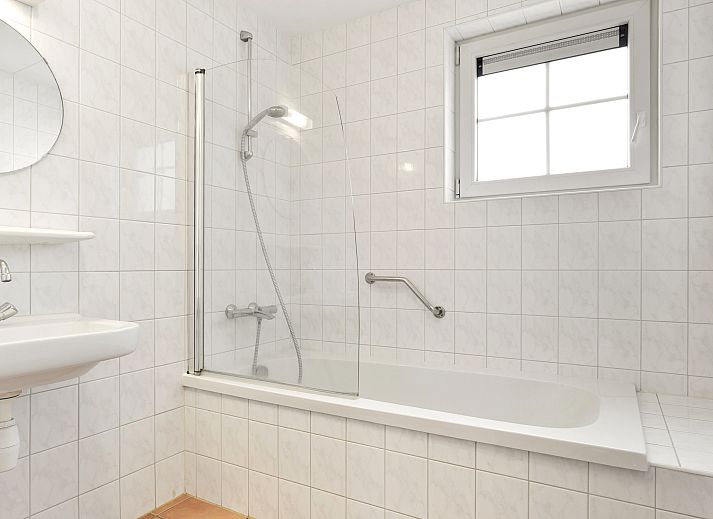 Landgoed De Hellendoornse Berg 8-person bungalow with terrace in Haarle, Overijssel.