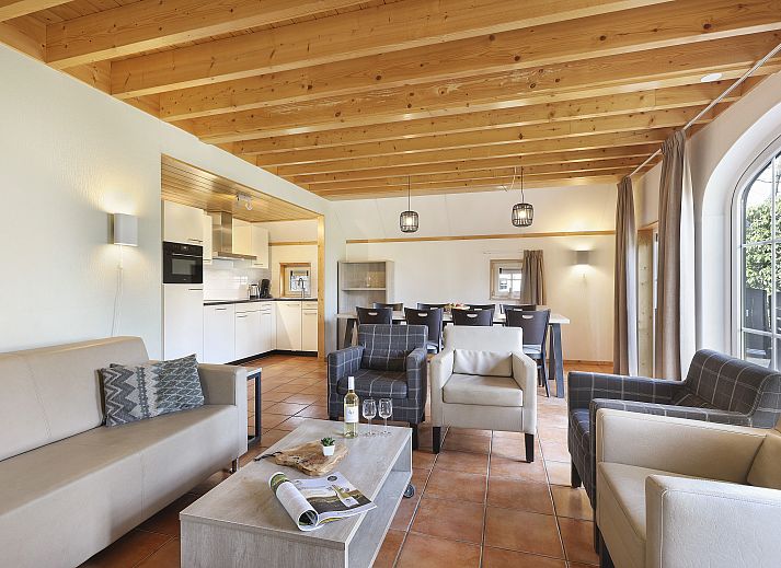 Open kitchen and dining area in Landgoed De Hellendoornse Berg bungalow, Haarle, Overijssel.