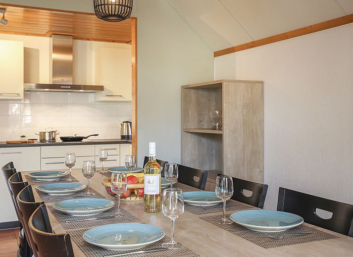 Open kitchen and dining area in Landgoed De Hellendoornse Berg bungalow, Haarle, Overijssel.