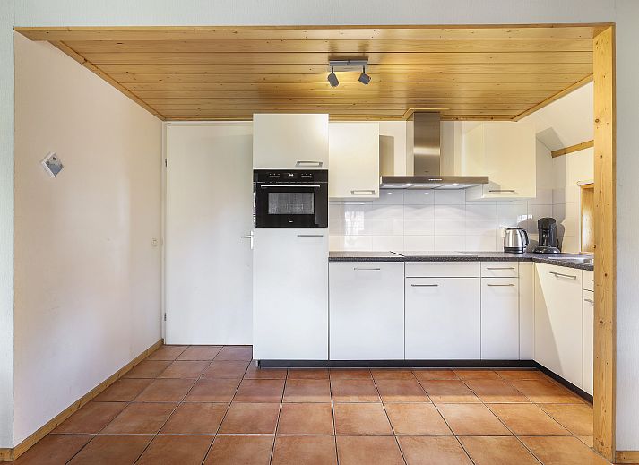 Open kitchen and dining area in Landgoed De Hellendoornse Berg bungalow, Haarle, Overijssel.